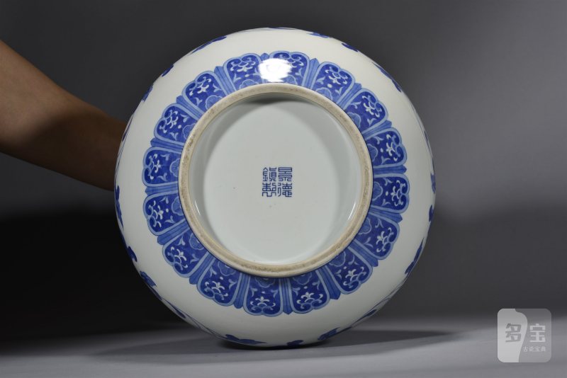 近现代 青花缠枝莲纹赏瓶 - 图5
